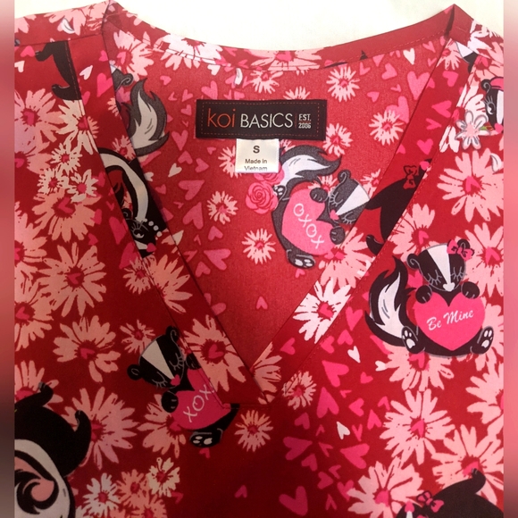 Koi Basics Stink n Cute Skunk Floral Scrub Top - Picture 2 of 7